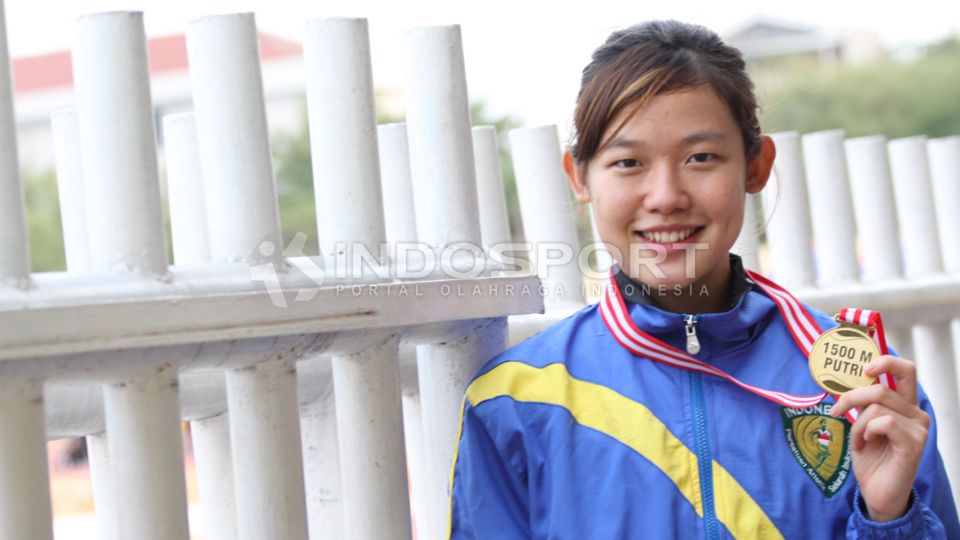 Pelari Jawa Barat, Abigail Dwi Setia, memenangkan lomba di nomor 1.500 meter Putri pada Kejuaran Nasional Atletik 2015 di Stadion Rawamangun, Rabu (02/09/15). Copyright: © Herry Ibrahim/INDOSPORT